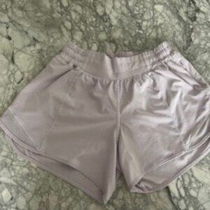 Lululemon Hotty Hot Low-Rise Lined Short 2.5" Size 4 Lavender